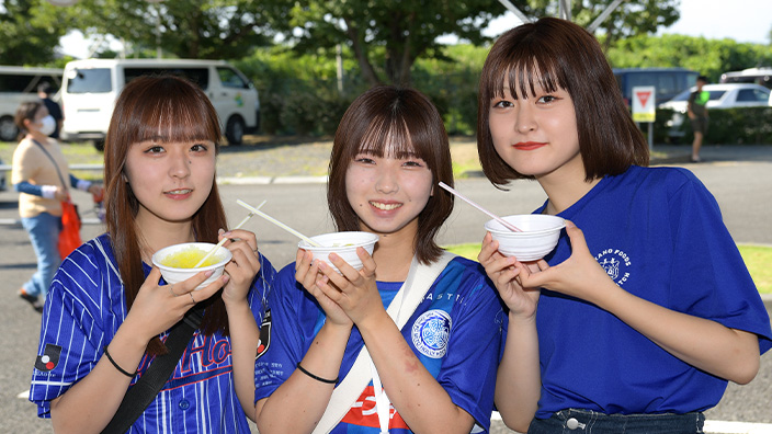 試合前はグッズやグルメを買って楽しもう！